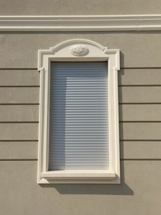 Casa ristrutturata con soluzioni decorative su misura di Artek Italia Srl