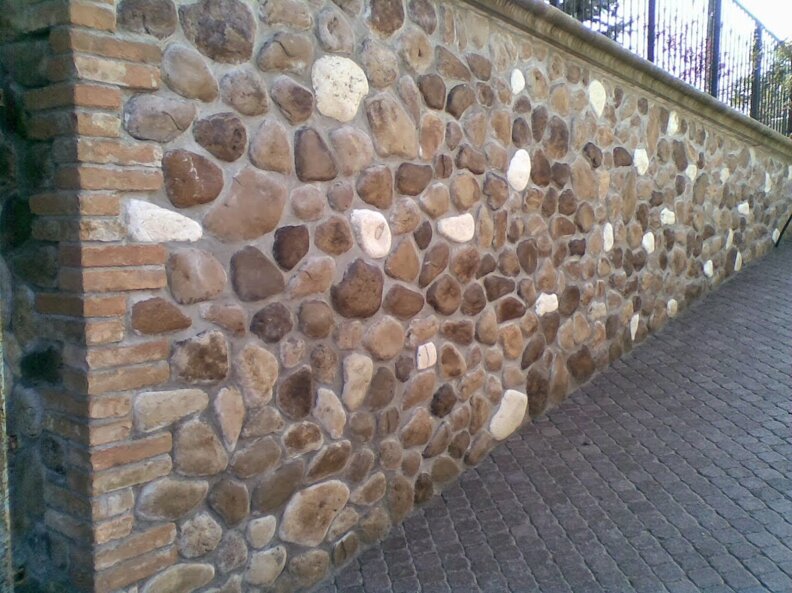 muro con listelli finta pietra.jpeg