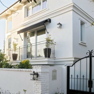 Casa ristrutturata con soluzioni decorative su misura di Artek Italia Srl