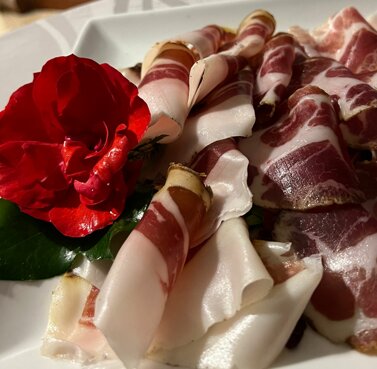 affettato di “cinta senese” prosciutto,capocollo,lombetto..jpeg
