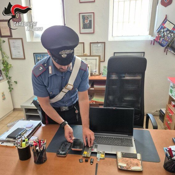 Piazza apparecchiature per rubare i dati in un distributore: arrestato insieme a un complice