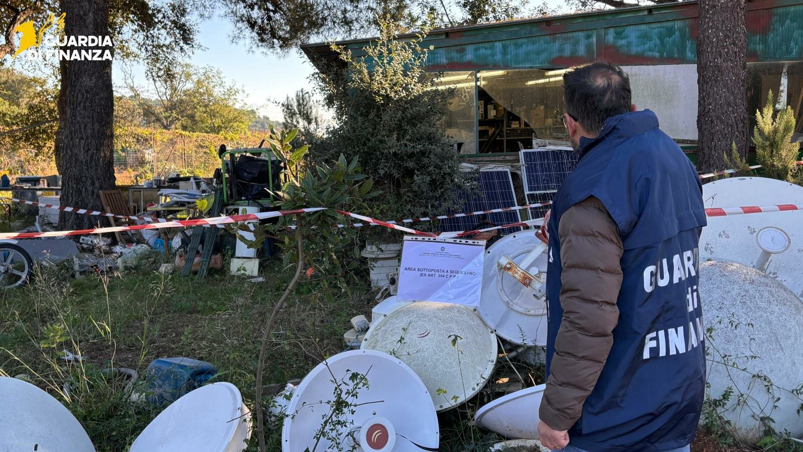 Gdf Roan Livorno: a Portoferraio sequestrata una discarica abusiva di 950 mq, 5 tonnellate di rifiuti anche pericolosi