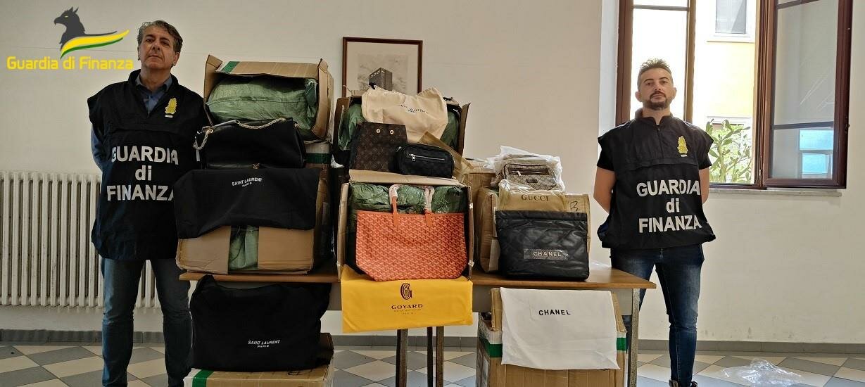 GdF Livorno: 6 denunciati e sequestrati oltre 5.000 &ldquo;falsi di lusso&rdquo; per un valore di 2 milioni di euro