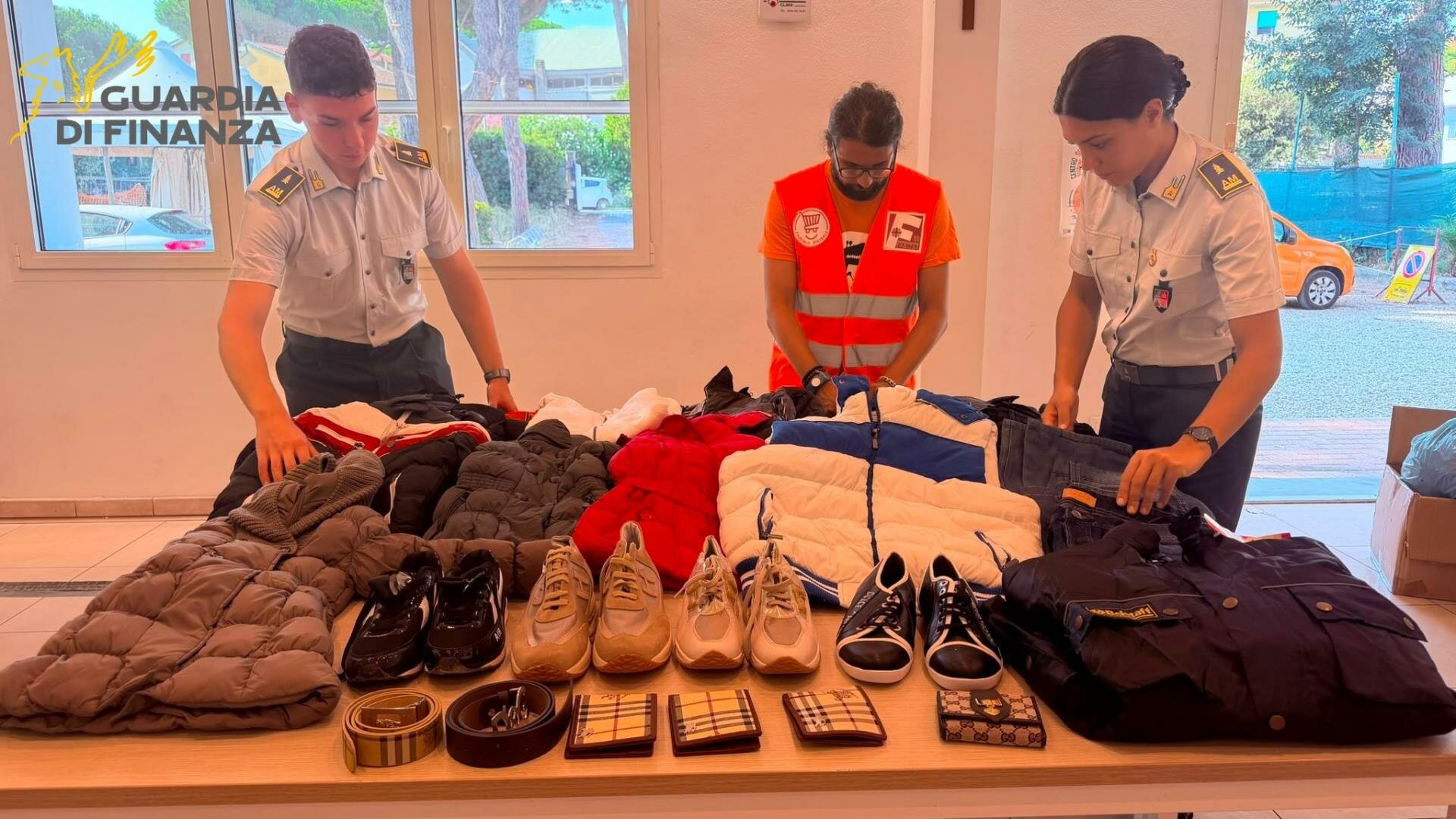 GdF e la gara di beneficenza: devoluti capi di abbigliamento alla Caritas di Livorno