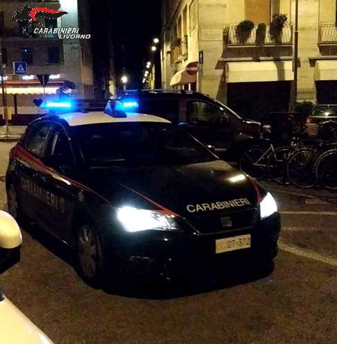 Livornese denunciato per furto e possesso ingiustificato di un martello e un coltello