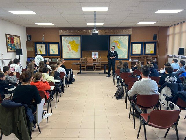 Livorno: cultura della legalit&agrave; in caserma con le scuole medie E. De Amicis