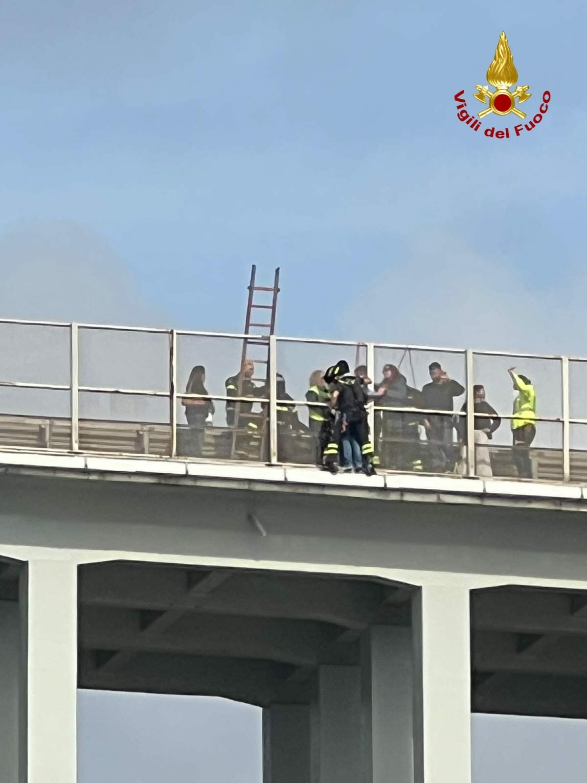 I Vigili del Fuoco salvano una donna che voleva lanciarsi dal ponte di Calignaia