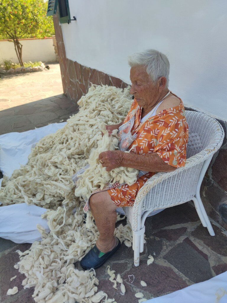 Compie 100 anni nonna Alba, la materassaia della Valle Benedetta