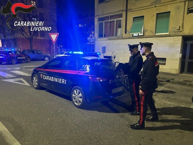 Aggredisce la ex compagna per strapparle la borsa: arrestato per rapina impropria Aggredisce la ex compagna per strapparle la borsa: arrestato per rapina impropria