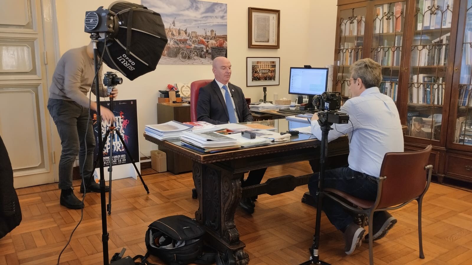 Il sindaco Luca Salvetti intervistato dai giornalisti di Report per un'indagine sui porti