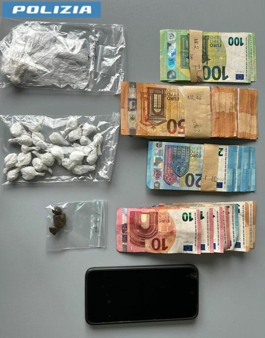 Arrestato dalla Polizia trentottenne per spaccio di droga e resistenza a pubblico ufficiale