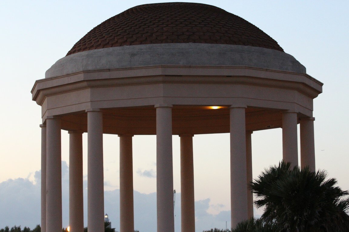 Il gazebo della Terrazza Mascagni si illumina di fucsia per la Neuromielite ottica e MOGAD