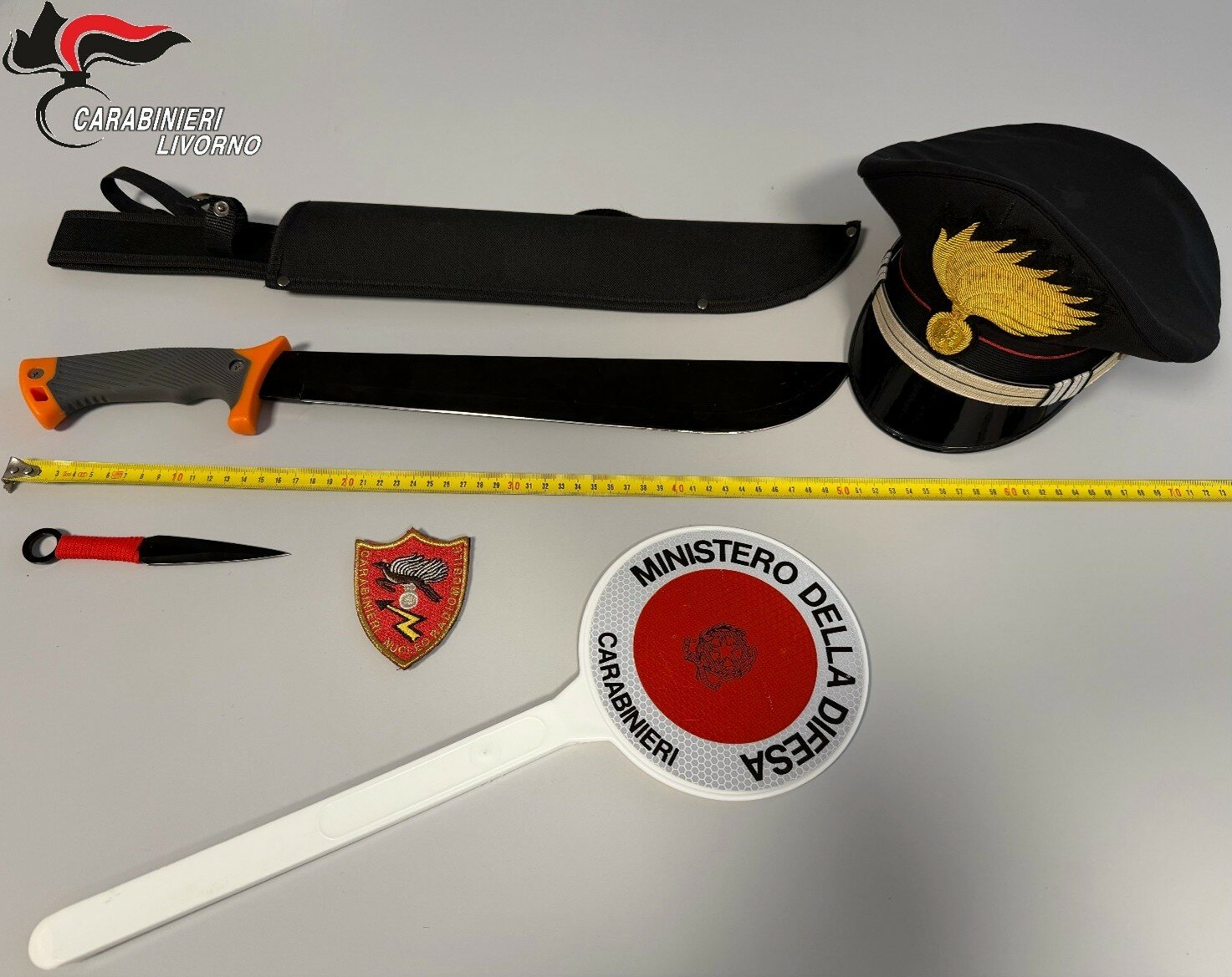 Durante un litigio tira fuori un coltello e un machete, ventenne denunciato