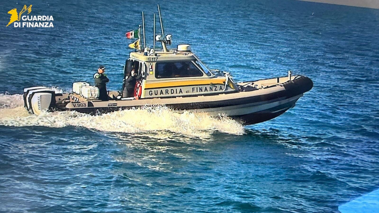 Suppista in difficolt&agrave; soccorso al largo di Marina di Pisa dalla Guardia di Finanza di Livorno