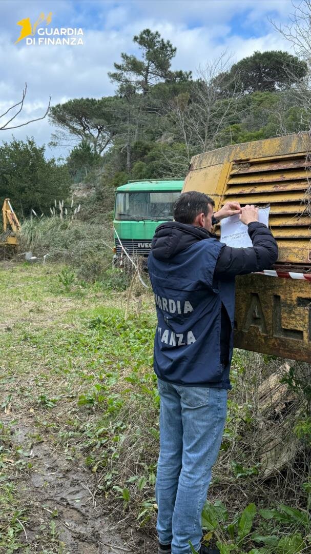 Sequestrate 40 tonnellate di rifiuti anche pericolosi e un’area adibita a discarica abusiva a Portoferraio