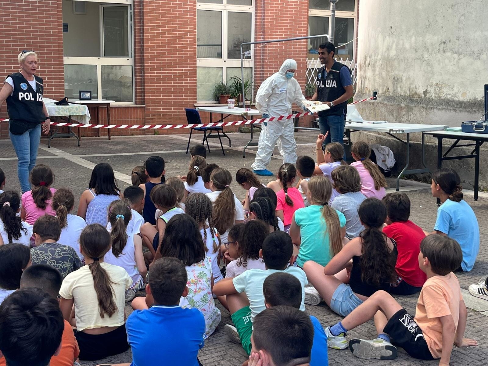 Vicarello: la Polizia di Stato incontra i bambini del Centro estivo “Grest” della Parrocchia di San Jacopo