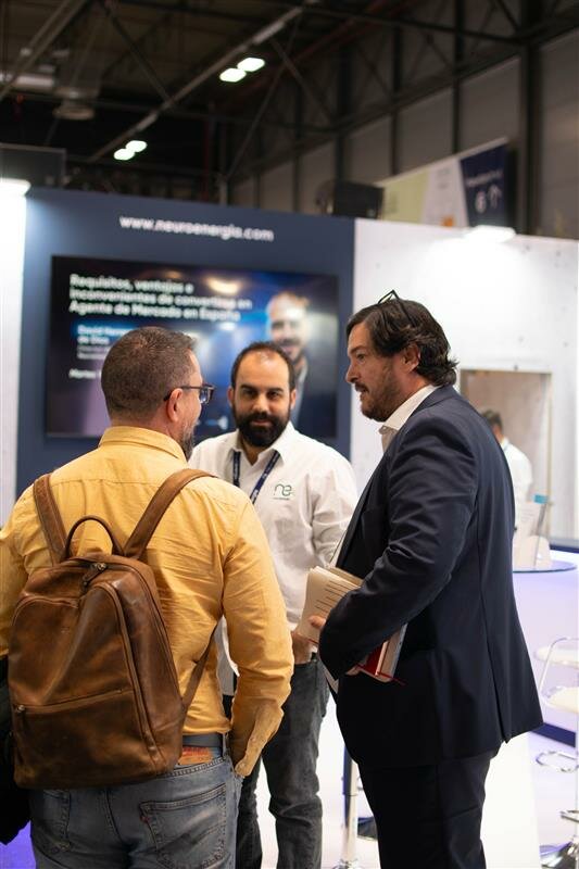Javier Colón conversando con visitantes en la feria Genera 2025