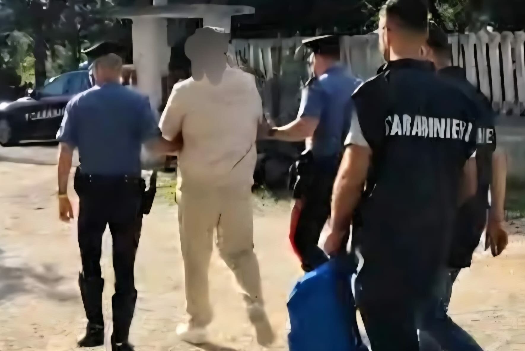 Torre del Greco: Devasta il cortile di un'abitazione e tenta di introdursi in casa: arrestato Nigeriano 32enne.