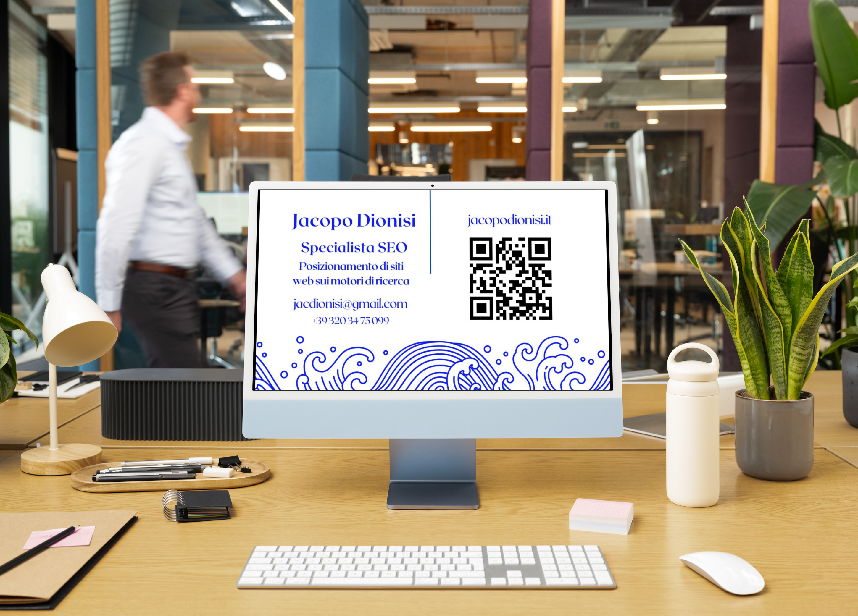 Monitor in ufficio con biglietto da visita di uno specialista SEO