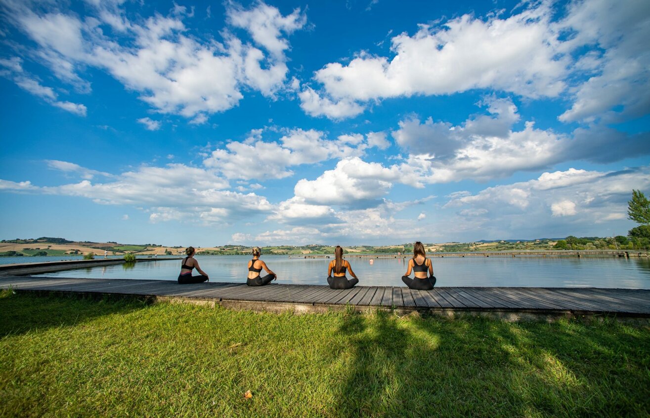 lago-di-chiusi_yoga-10-min-scaled-aspect-ratio-689-444-2048x1319.jpeg
