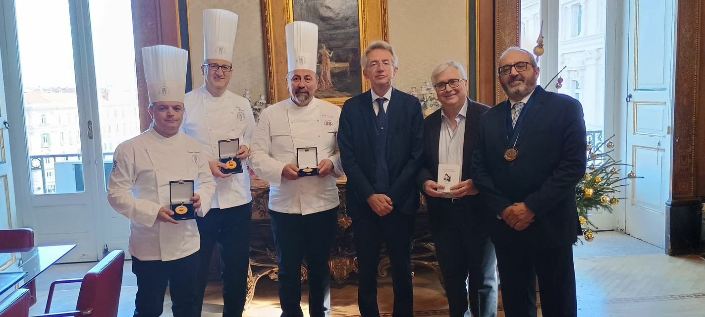 Napoli intitola tre strade ai maestri della cucina: prima città in Italia a celebrare insieme Latini, Corrado e Cavalcanti Napoli intitola tre strade ai maestri della cucina: prima città in Italia a celebrare insieme Latini, Corrado e Cavalcanti
