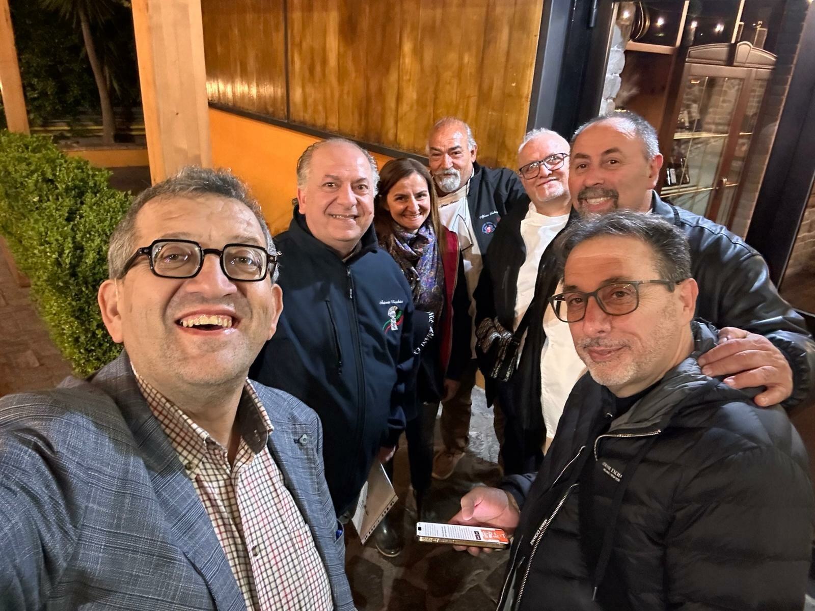 natale-con-amici.jpeg natale-con-amici.jpeg