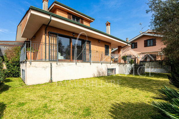 Parco Azzurro Villa bifamiliare su tre livelli