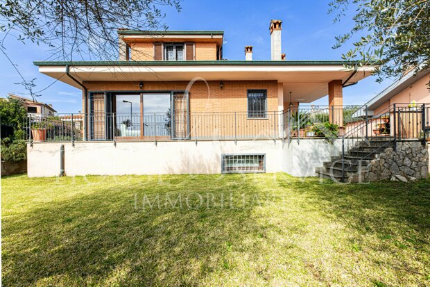 Parco Azzurro Villa bifamiliare su tre livelli