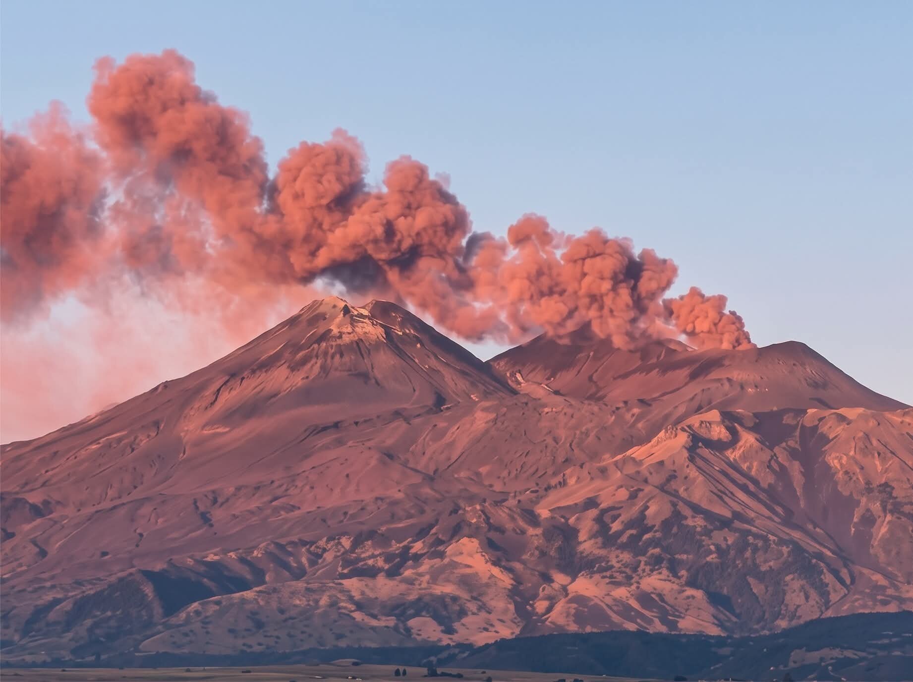 Il pennacchio bruno‑rossiccio emesso dal Cratere Nord‑Est dell’Etna: ecco perchè Il pennacchio bruno‑rossiccio emesso dal Cratere Nord‑Est dell’Etna: ecco perchè