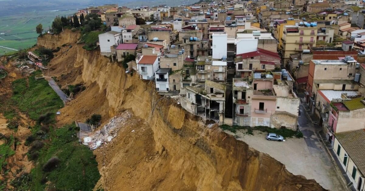 Niscemi, 13 indagati per la frana: ci sono anche gli ultimi quattro presidenti della Regione