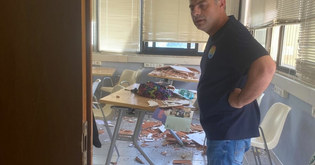 Crolla il soffitto in una classe della scuola Pappalardo a Vittoria: sfiorata tragedia