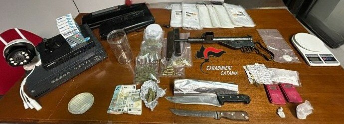 Mitra, bomba e droga: blitz dei Carabinieri a Librino, 2 arresti