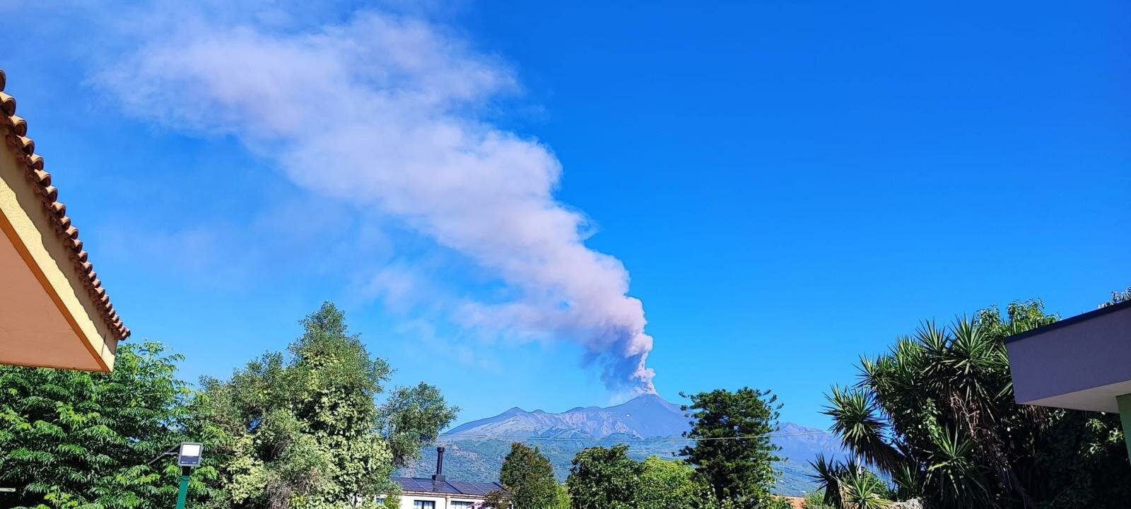 Etna, attivit&agrave; stromboliana associata all'emissione di cenere: allerta rossa