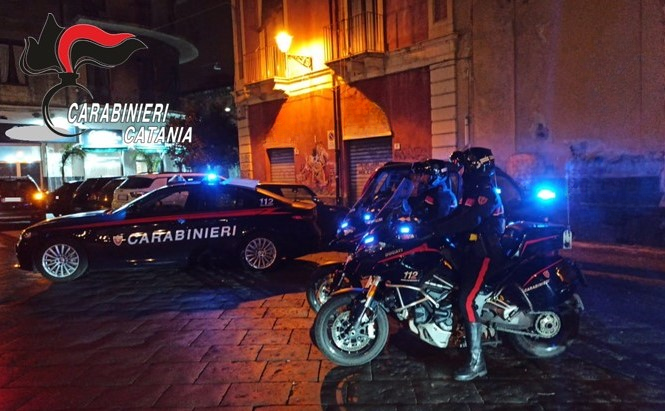 Uomo s'introduce in casa di una donna per tentare una violenza sessuale