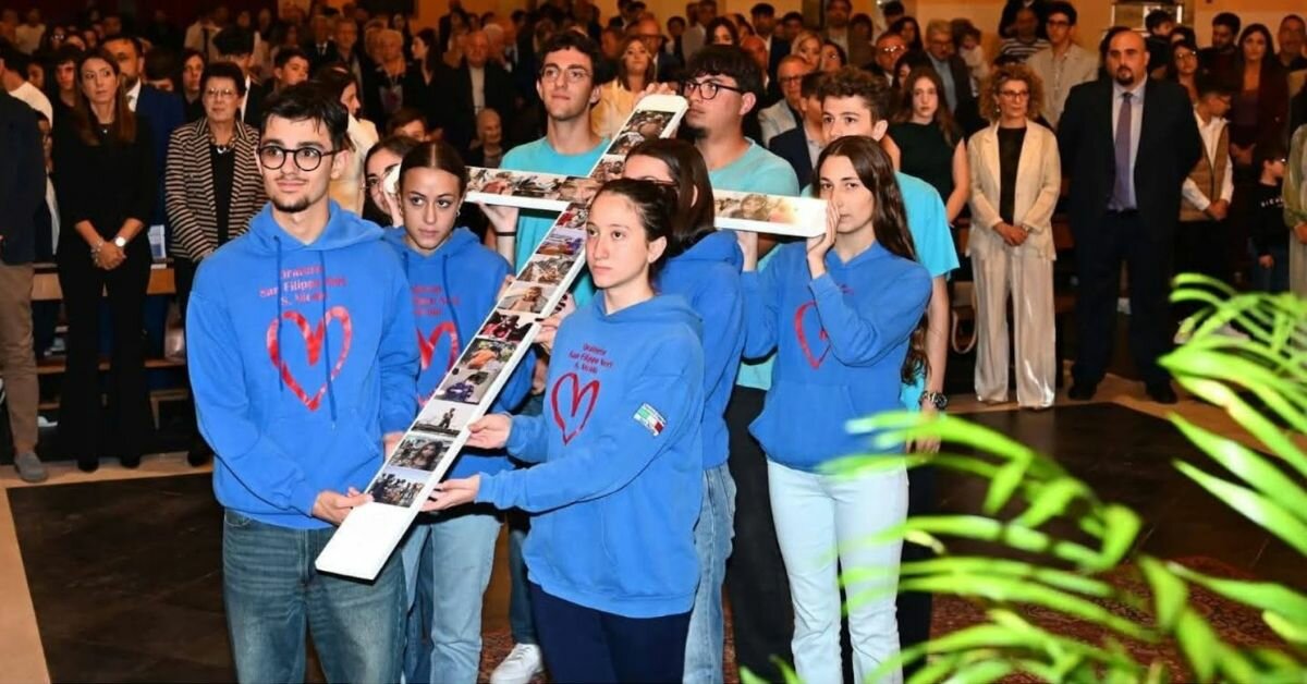 Realizzata croce con i volti dei pi&ugrave; piccoli, denuncia di guerre e povert&agrave;