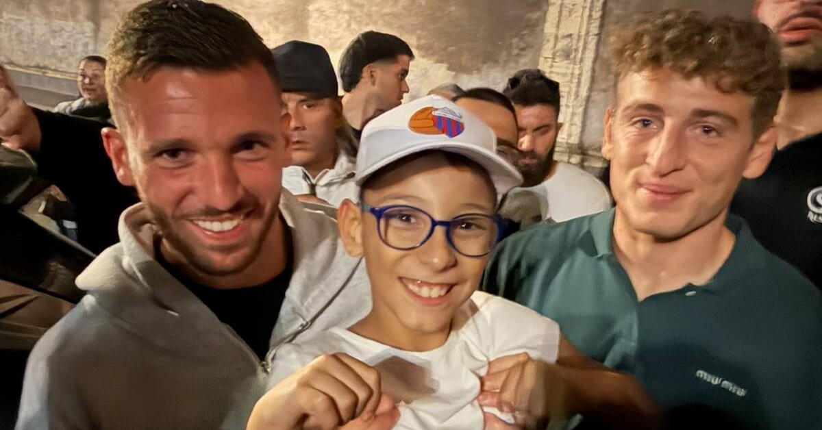 In Piazza Dante giochi, sorrisi e gol: la Curva Nord rafforza così il legame col Catania