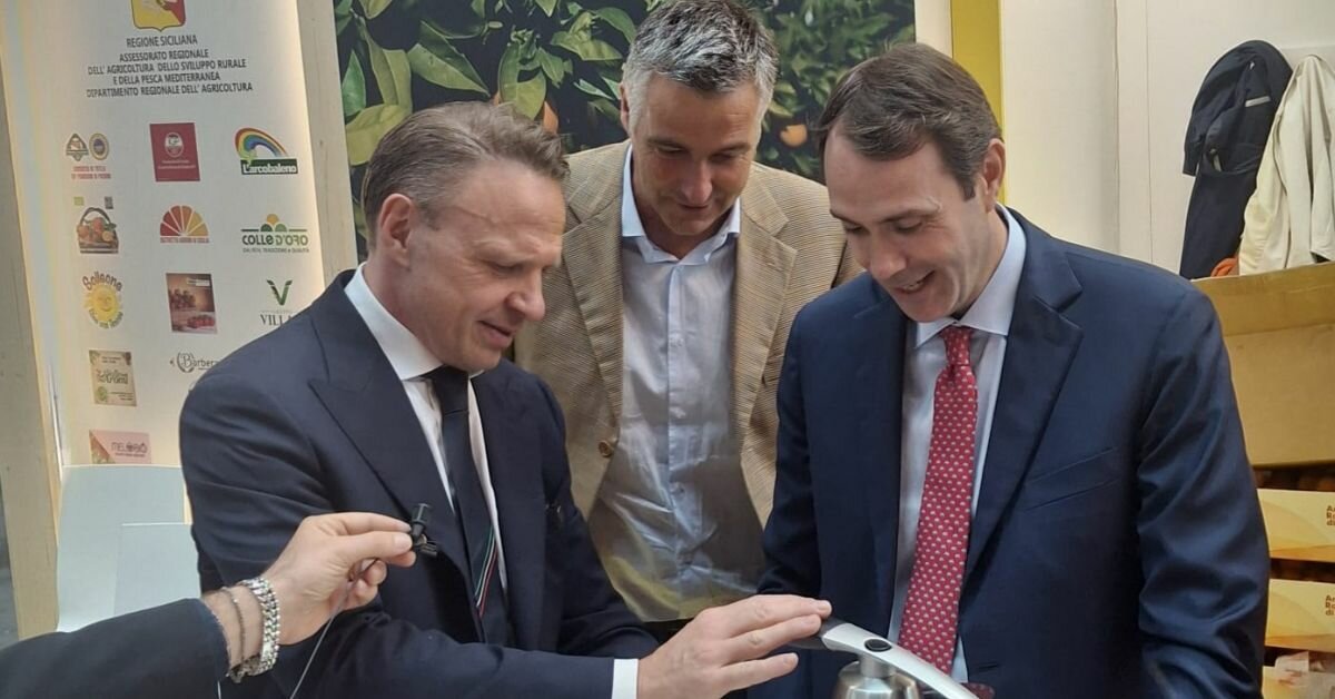 Macfrut: il Ministro Lollobrigida e Sammartino inaugurano con la spremuta di Arancia Rossa di Sicilia IGP