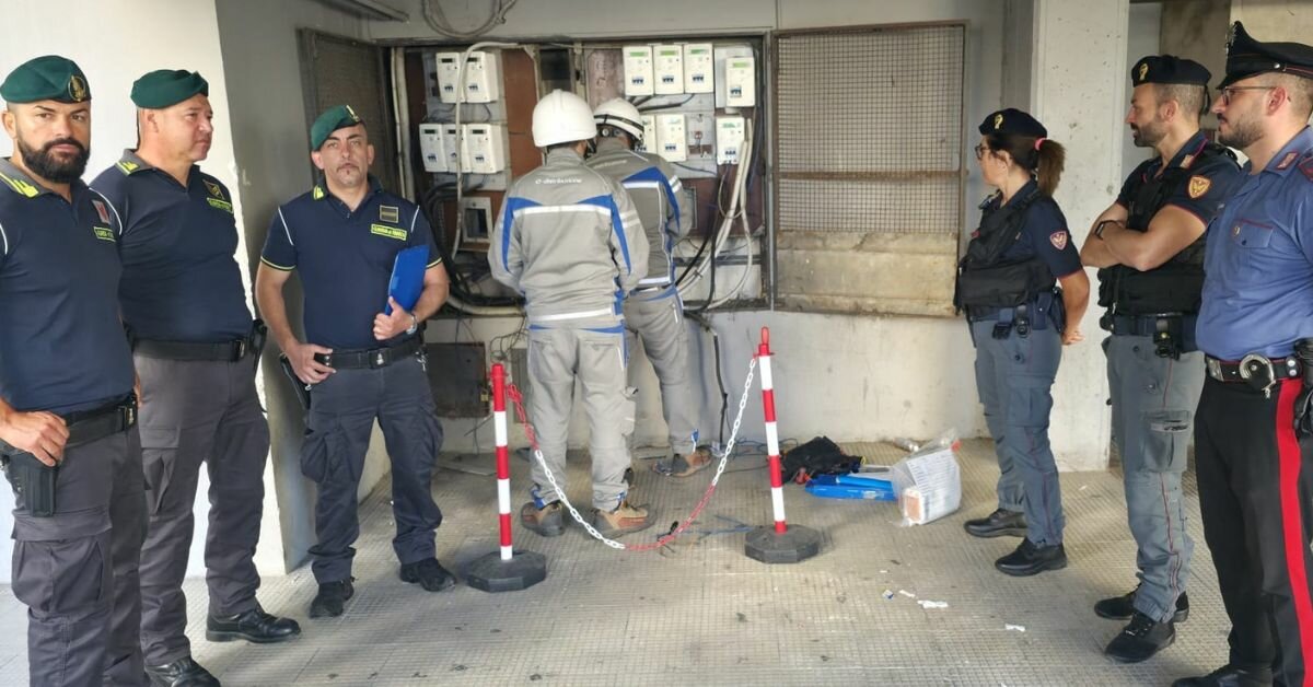 Catania, scoperti 35 allacci abusivi di corrente elettrica in 3 palazzine