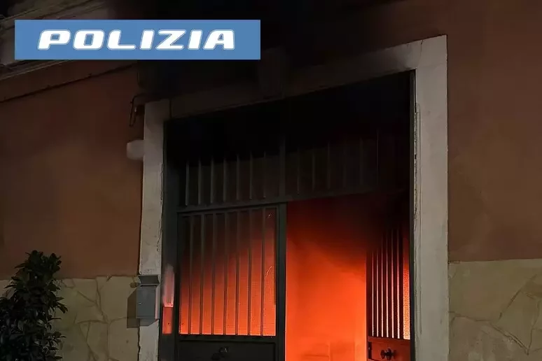 La casa va a fuoco ma lui pensa a salvare la droga prima dell'anziana madre