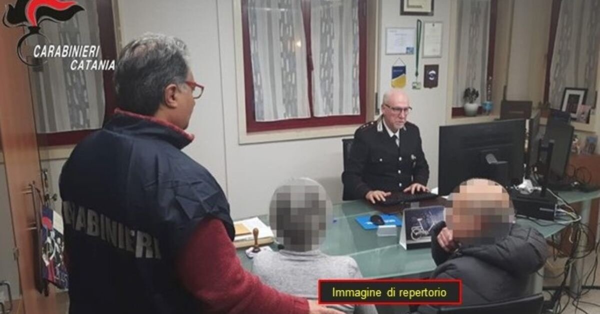 Minaccia e chiede 50 euro al padre, denunciata per estorsione