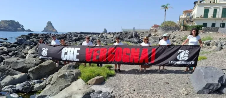 Che fastidio, il mare siciliano inquinato per il 70% e nessuno fa nulla Che fastidio, il mare siciliano inquinato per il 70% e nessuno fa nulla