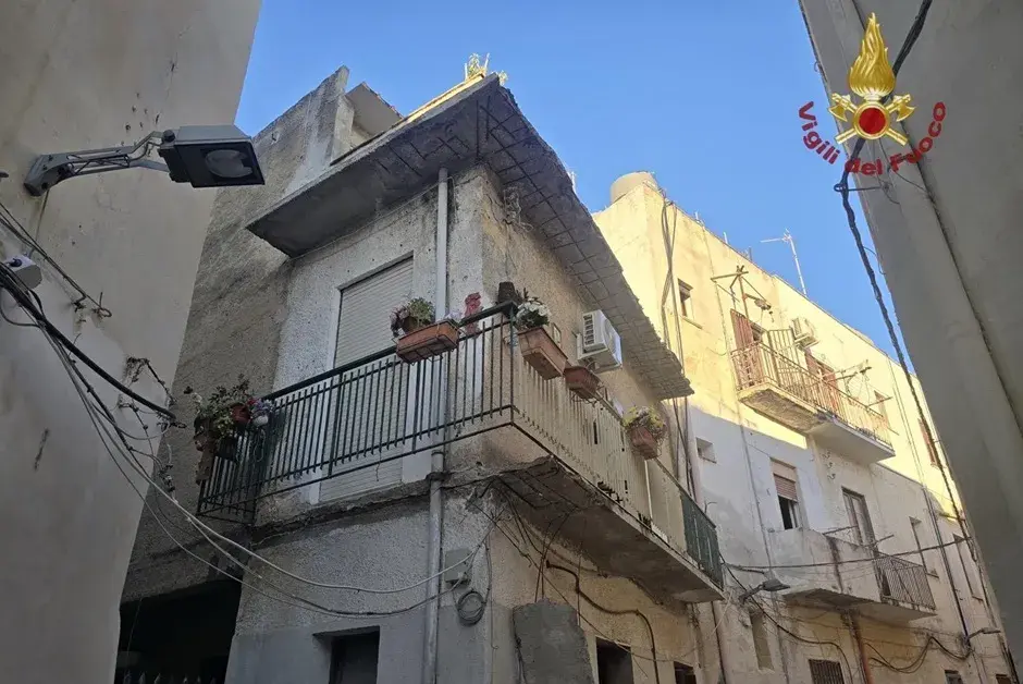 Cede la soletta del balcone, muore anziana donna