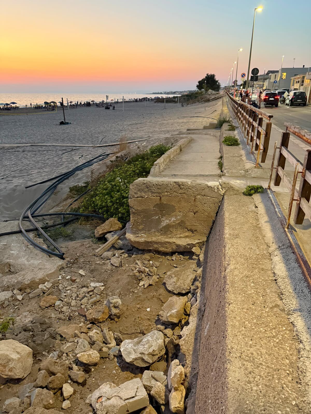 Scoglitti, disabile inciampa sulla passerella che porta in spiaggia Scoglitti, disabile inciampa sulla passerella che porta in spiaggia