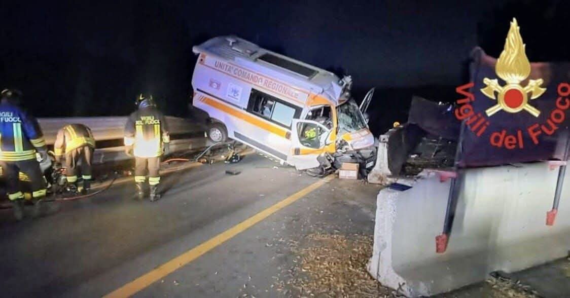 Catania-Palermo, ambulanza del Seus fuori strada: due feriti