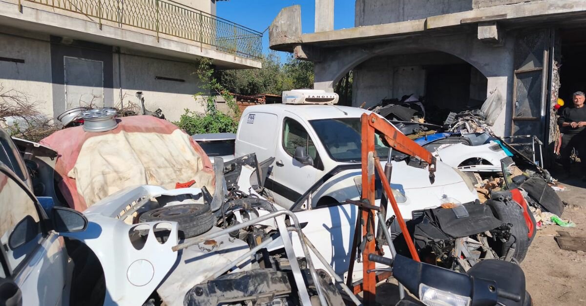 Scovata carrozzeria abusiva: all'interno auto rubate e rifiuti pericolosi