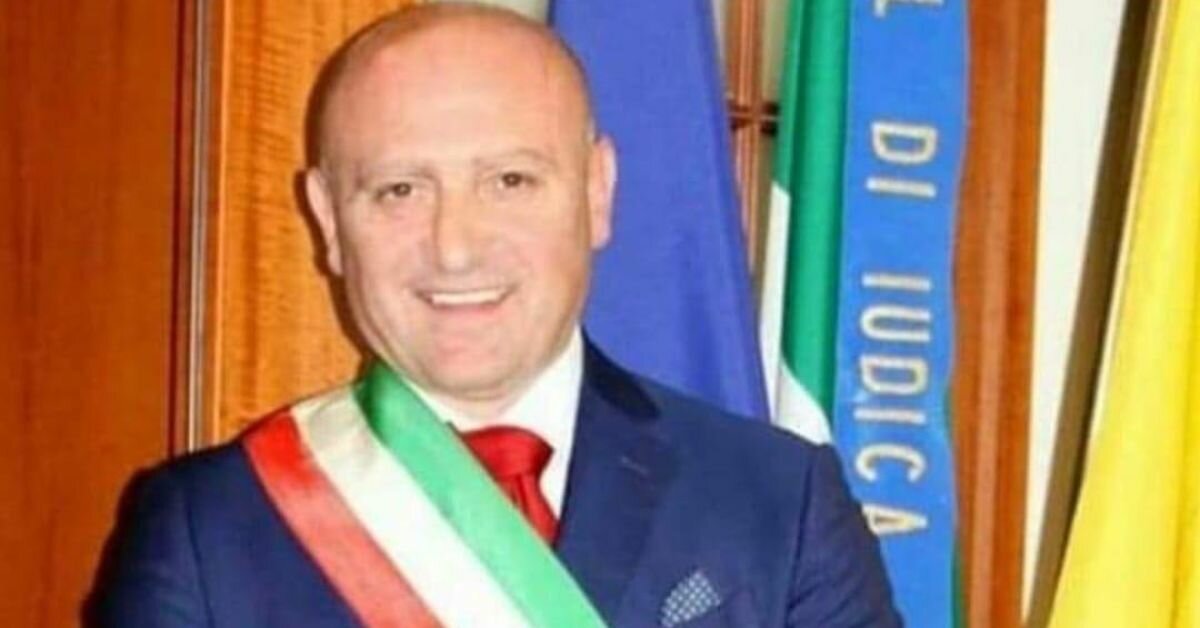 Castel di Iudica, in fiamme l'auto del comandante della Polizia Locale Castel di Iudica, in fiamme l'auto del comandante della Polizia Locale