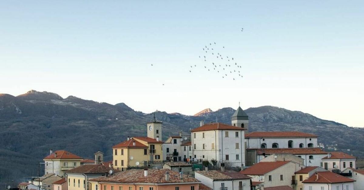 I borghi tornino a essere paesi: contro lo spopolamento servono giovani, servizi e politiche vere