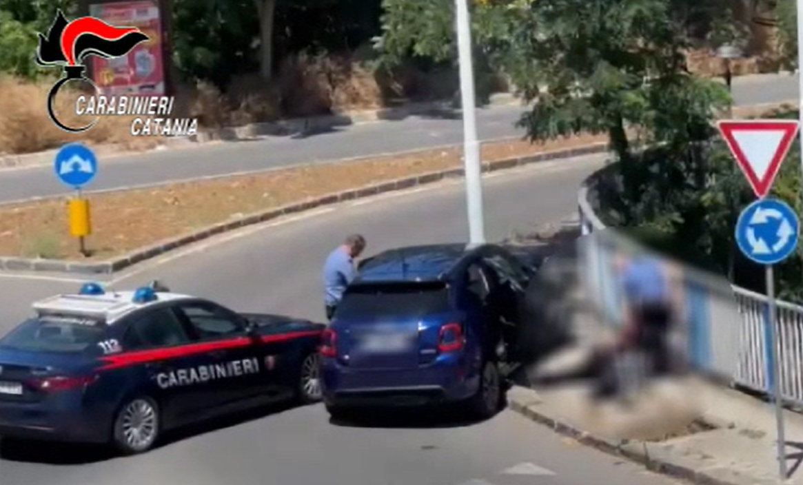 Assalto armato al panificio: la fuga, l'inseguimento e lo schianto su un palo