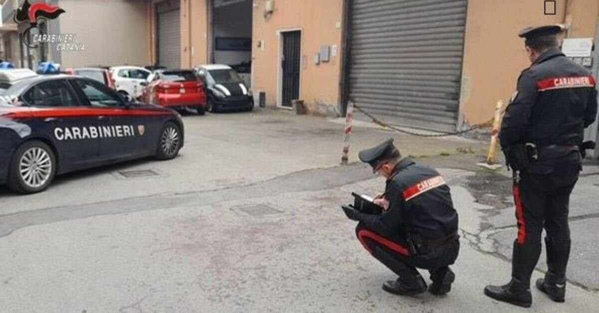 Acireale, cinque coltellate al rivale in amore