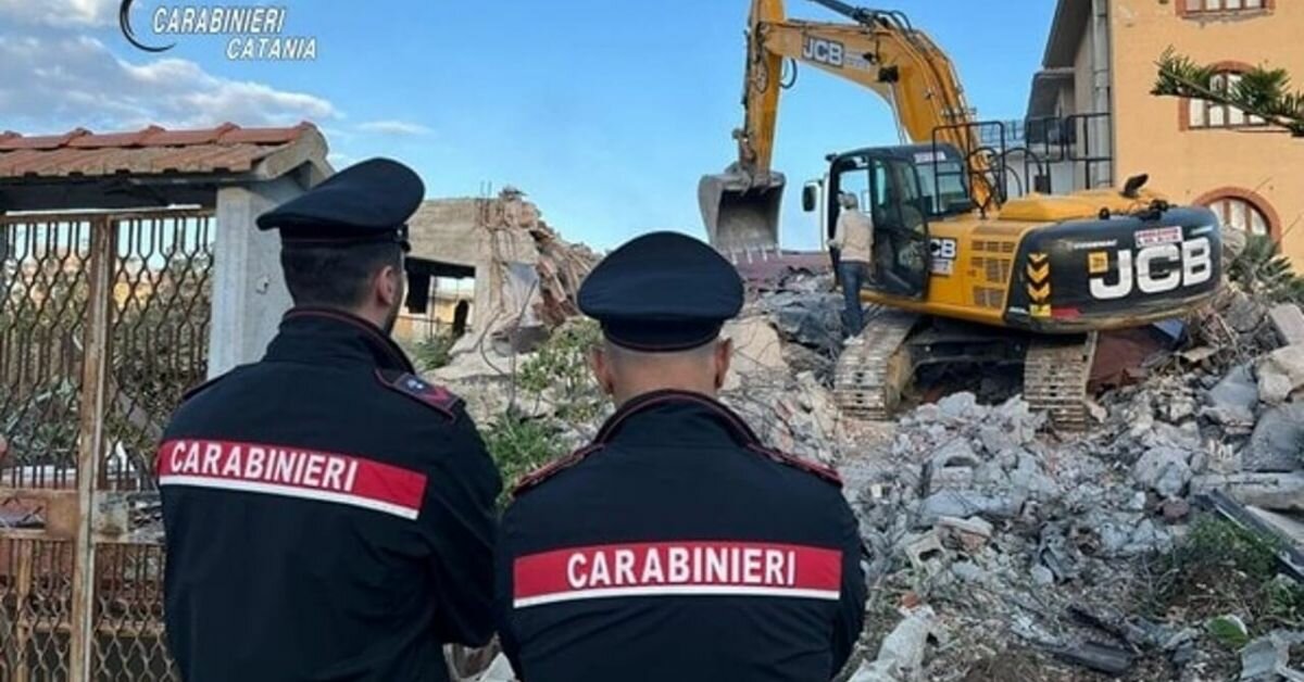 Oasi del Simeto, demolita villetta su due elevazioni